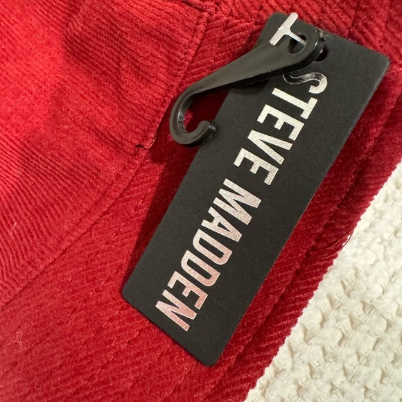 Steve Madden velvet bucket hat with side pocket - Picture 2 of 3